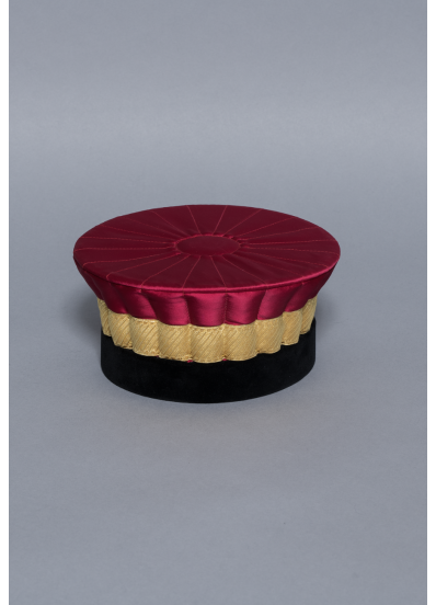 Toque en Satin Groseille 1 Galon Or
